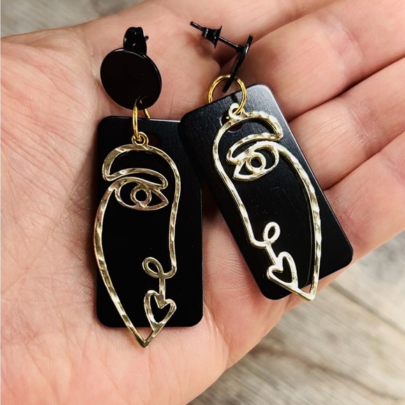 ✨NWT Gold Abstract Face Statement Dangle Earrings✨ - Picture 3 of 3